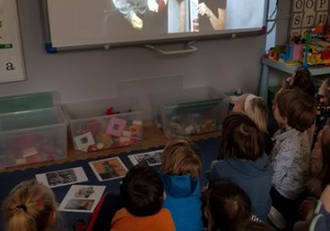 Dzieci oglądają przedstawienie kukiełkowe Niebajka o Powstaniu Warszawskim